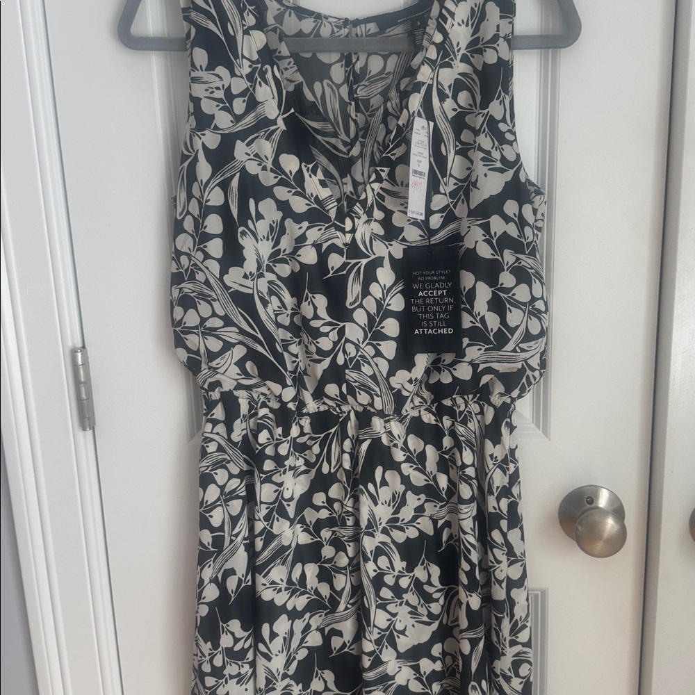 White House Black Market Monochrome Floral Dress. - Picture 4 of 8